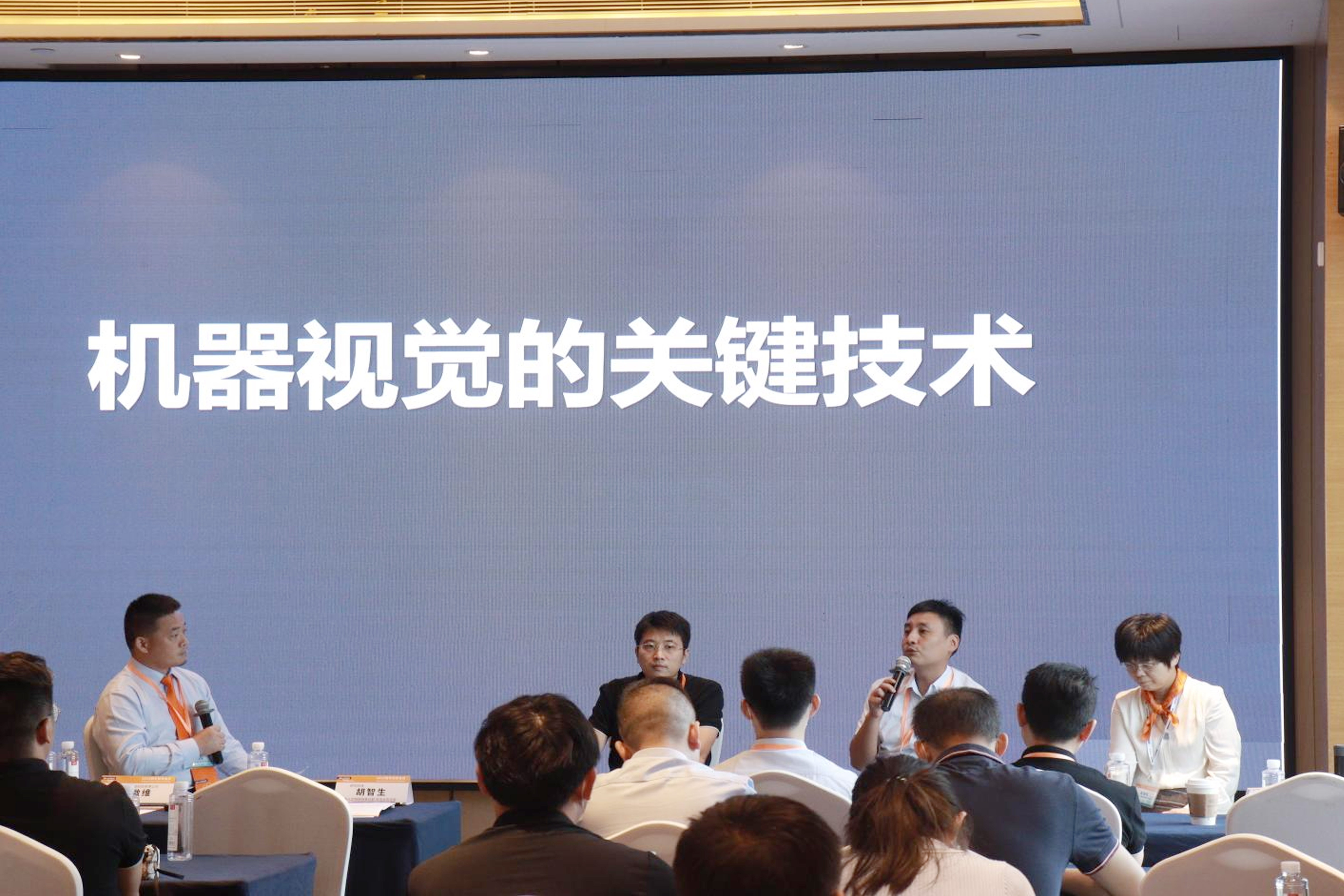 圆桌对话.jpg 圆桌对话.jpg